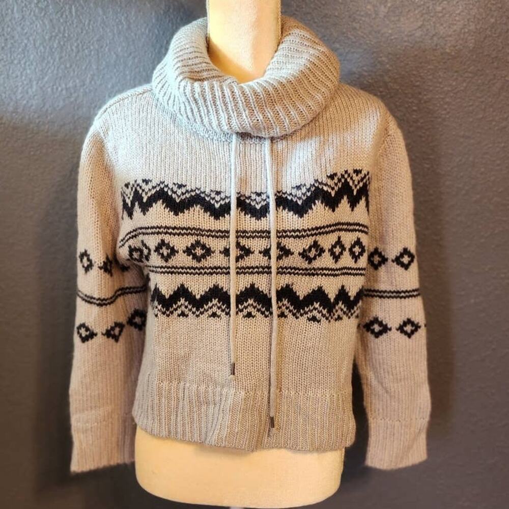 Moon & Madison Turtle Neck Knit Cropped Sweater Size Small